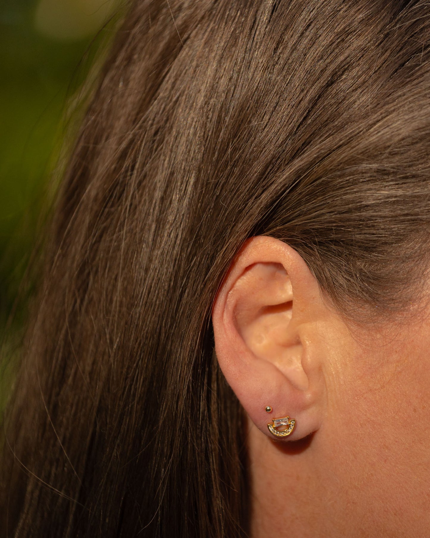 Arched gold stud