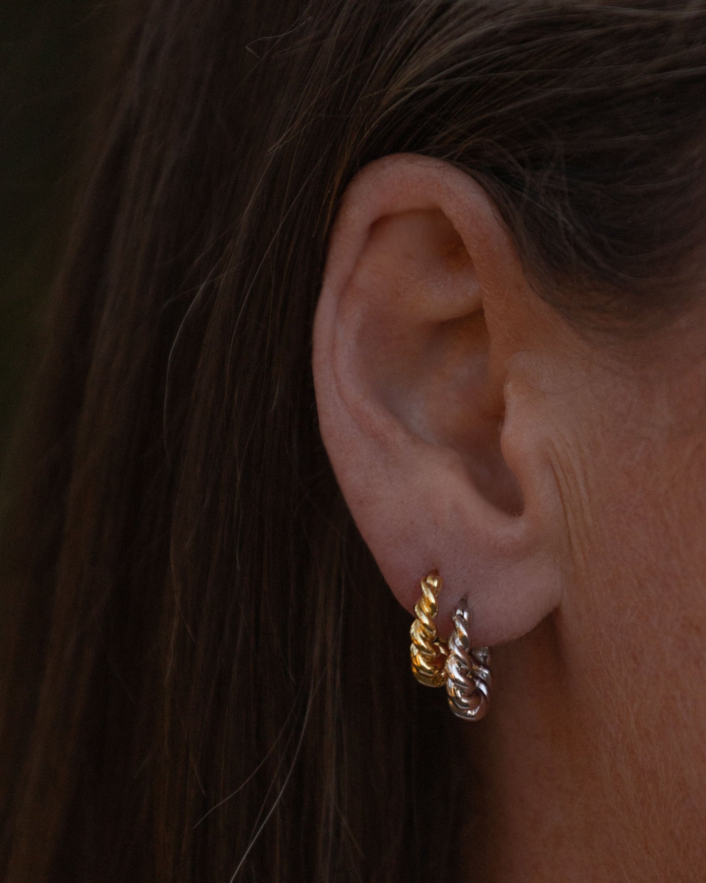 Crossant twist hoop